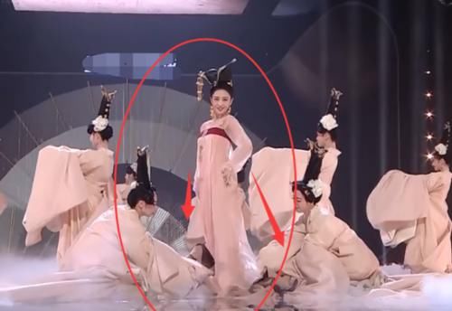 佟丽娅|腿被裙摆缠住，看清佟丽娅的救场方式，确定不是提前设计？