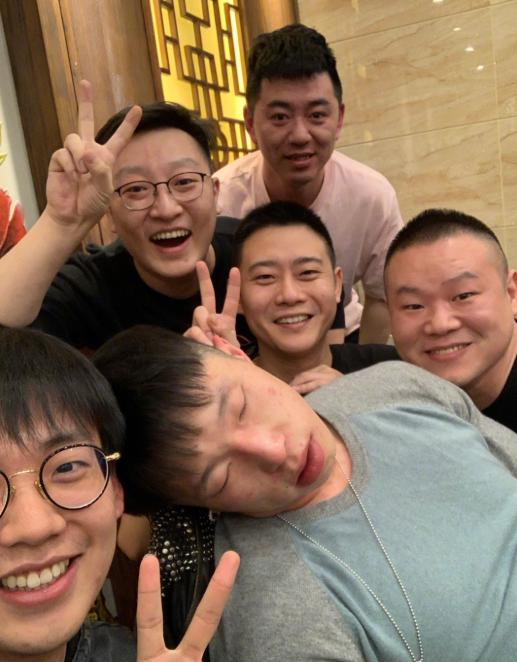 岳云鹏|郭麒麟晒德云社小聚照,岳云鹏:把第一张删掉咱们继续是兄弟
