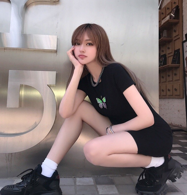 周扬青@周扬青与闺蜜坐楼梯上拍照，却忘了自己穿的是裙子，救场反应绝了