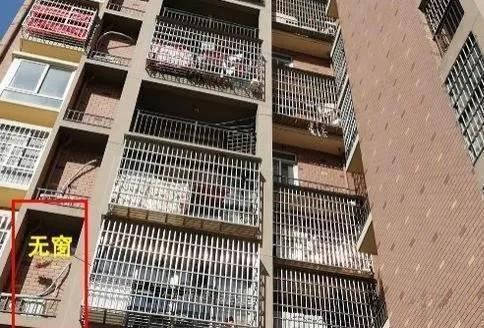 防盗窗：楼上邻居把防盗窗装我家空调外机上，邻居：你可以装在防盗窗外面