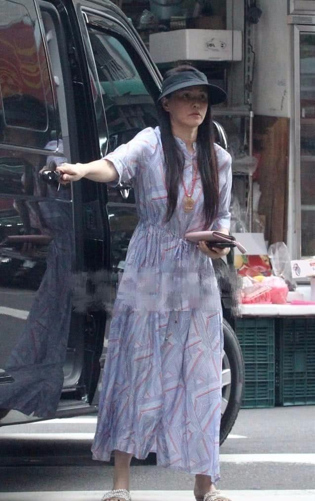 伊能静|伊能静“真人”长啥样？当看到路人镜头下的她，确定52岁？