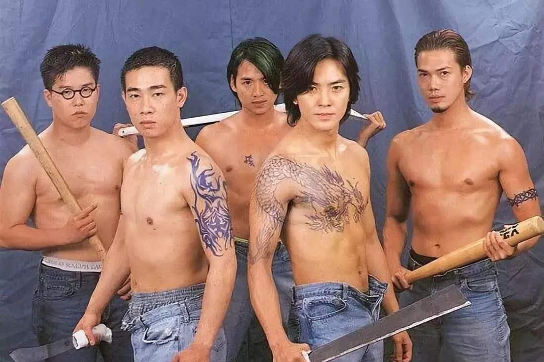 金·卡戴珊|法国模特不着寸缕秀纹身，马赛克遮掩下，是场审美历史的讨论