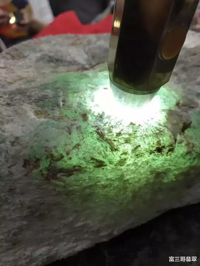 宾利 写给赌石新人的赌石白皮书：盲目出手多为跨，谨慎第一方为赢！