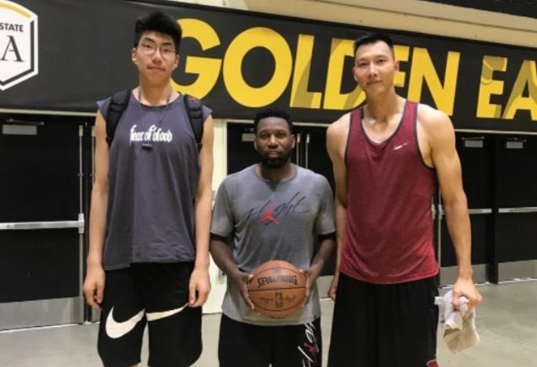 余嘉豪|9投6中砍12分9板！男篮名宿之子成年首秀亮眼，2米24神塔未来可期