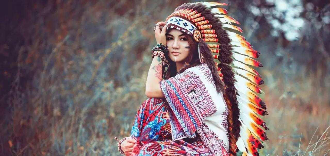 金·卡戴珊|法国模特不着寸缕秀纹身，马赛克遮掩下，是场审美历史的讨论