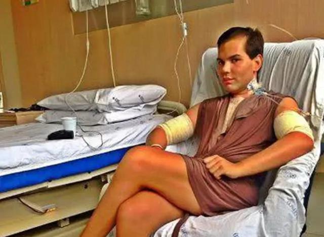 被称“行走的硅胶”,整容160次拆4根肋骨,对警察撒娇卖萌!