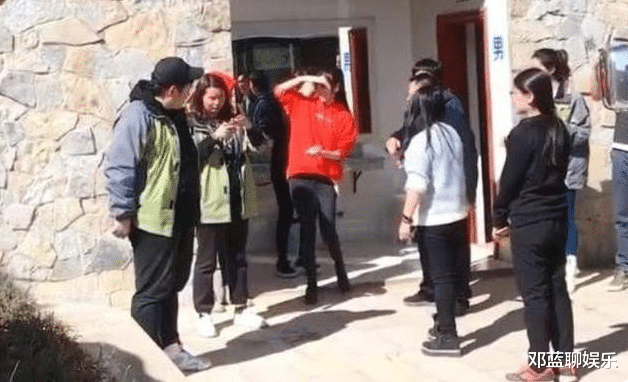 杂志|Baby第一次见到农村厕所，脱口而出3个字: 教养是装不出来的