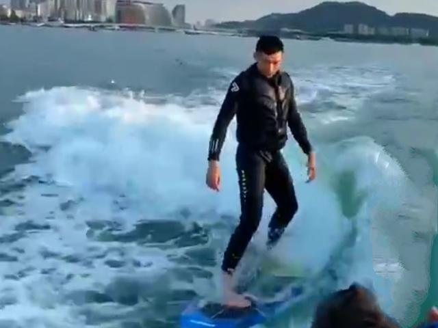 李天佑|老李与辛巴大哥现身歪歪盛典活动现场，天佑三亚海上冲浪！