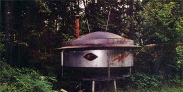 『外星人』一名和外星人有关系的工人，在修复完UFO后就神秘死亡？