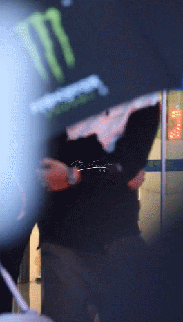 王一博|天天向上：王一博吃虫子拉肚子，匆匆离场去医院，捂肚子缩成一团