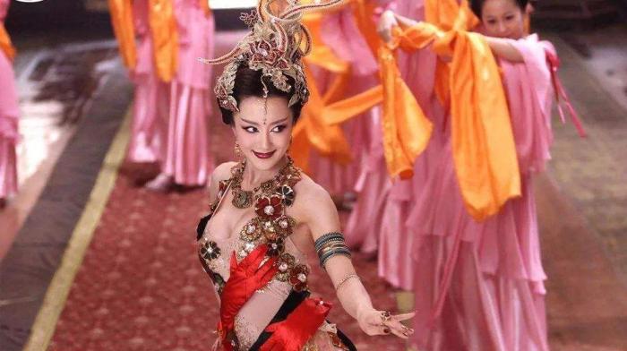 妲己|网友说迪丽热巴“太保守”,不适合演妲己,但剧照流出后全网遭“打脸”!