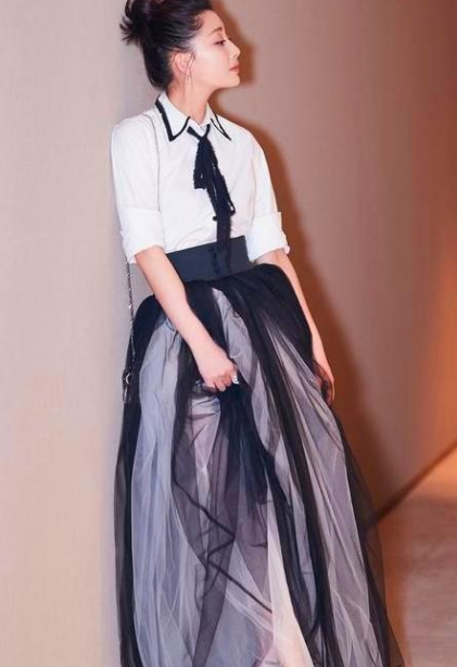 章子怡|当40岁殷桃撞上41岁章子怡，网友：原来这就是扮嫩与真嫩的区别