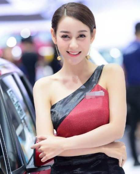 「撞脸」广州一足疗妹撞脸当红女星，硬是被网友给“宣传”失业了，真是欲哭无泪