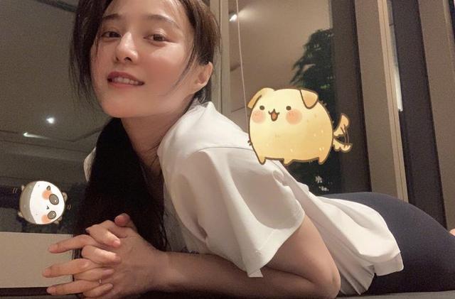 「范冰冰」范冰冰素颜出镜,果然还是在家放得开,穿紧身裤大秀好身材!