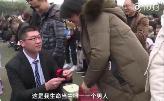 融媒看看 感動！高三孩子偷偷攢錢，在成人儀式上送媽媽感恩鉆戒