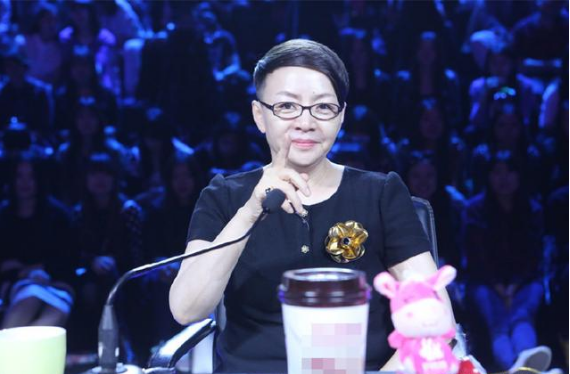 佟丽娅|曾让成龙现场难堪，宋丹丹愤怒离场，网友：真当自己是大哥了？