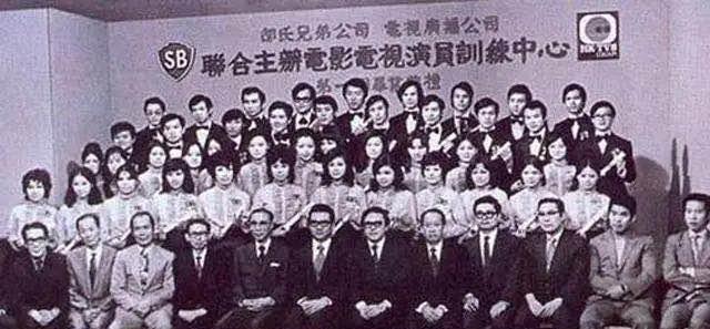 关聪■67岁香港演员转行摆地摊：时代抛弃你的时候，连一声再见都不说