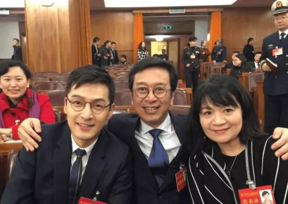 胡歌■都说人民大会堂是“卸妆水”,杨幂还好,看到胡歌:真有37岁?