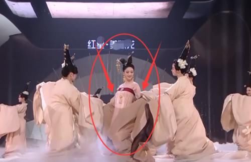 佟丽娅|腿被裙摆缠住，看清佟丽娅的救场方式，确定不是提前设计？