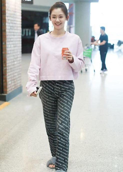 「苗苗」郑恺为何选择与苗苗结婚？看她的机场照，颜值高果然选对了人