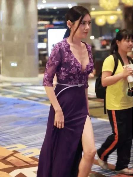 38歲范冰冰遇到40歲秋瓷炫，同樣穿紫色禮服，結果卻完全不是同一個調！-圖5