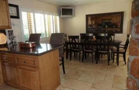 晒晒王宝强在美国的豪宅，周围都是荒无人烟，装修是80年代风格