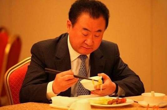 [刘强东]不给老板面子！刘强东独自到食堂吃饭，公司员工都不和他打招呼！