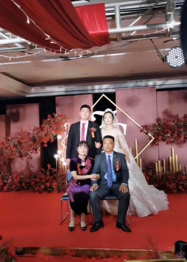 朱之文|朱之文儿子结婚,婚礼现场满满的商业气息,合影时岳父一脸不满意