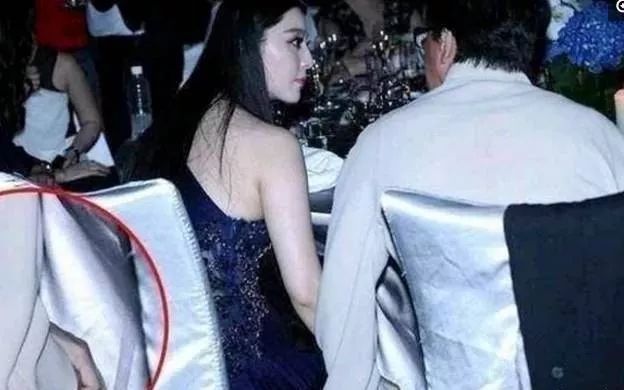 成龙|有种“尴尬”叫成龙被抓拍，看过8张照片后，品品哪张最尴尬？