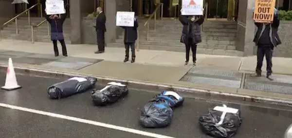 「美国」“立刻下台！”特朗普门前被放数具裹尸，举牌抗议叫特朗普立刻下台！