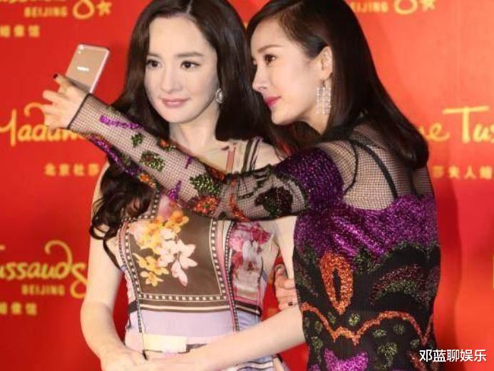 鹿晗|明星和蜡像合影：热巴被蜡像吓到，鹿晗的不敢认，她却在挖鼻孔