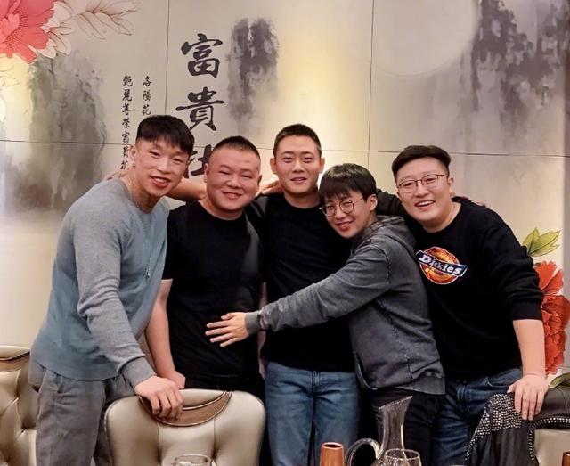 岳云鹏|郭麒麟晒德云社小聚照,岳云鹏:把第一张删掉咱们继续是兄弟