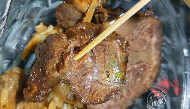 【牛肉】超市买回来的牛肉，切开后冒绿光，能吃吗？厨师：可别犯傻扔了