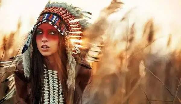 金·卡戴珊|法国模特不着寸缕秀纹身，马赛克遮掩下，是场审美历史的讨论