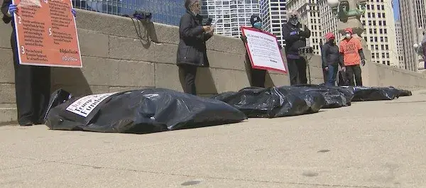 「美国」“立刻下台！”特朗普门前被放数具裹尸，举牌抗议叫特朗普立刻下台！