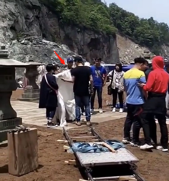 成毅|因过度避嫌大量脱粉，成毅被曝片场怒骂导演，指着对方鼻子大声斥责