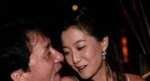 成龙|有种“尴尬”叫成龙被抓拍，看过8张照片后，品品哪张最尴尬？