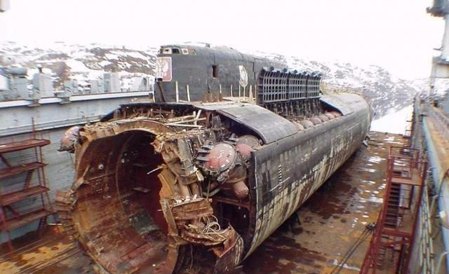 『军事演习』中国潜艇刚冒头，瞬间被战舰切两段，24名官兵当场罹难