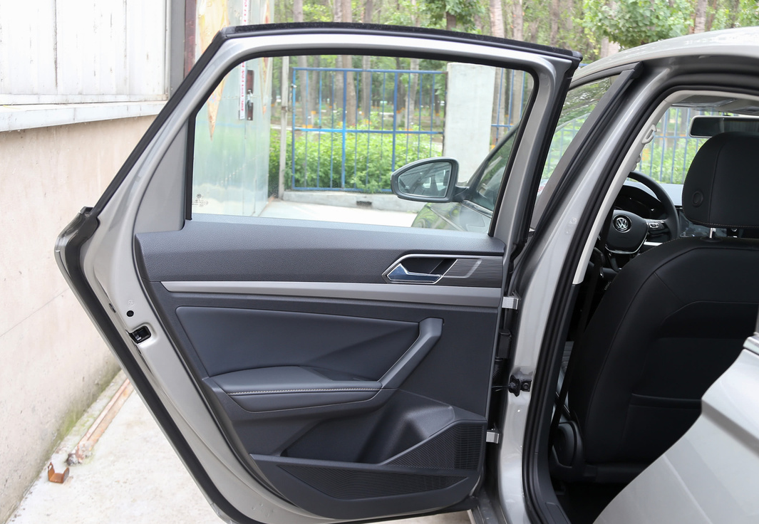 大众朗逸@1年卖出51万辆，3年只换雨刮条，车标是老百姓最爱