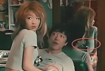 周冬雨▲史上最“尴尬”的穿帮镜头，大妈演鬼子也就算了，看到周冬雨：手在干啥！