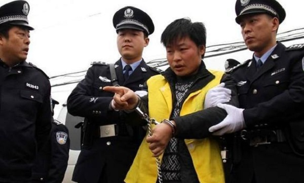 新疆杀人案回顾:黑车司机见色起意,伙同他人将两名花季少女杀害!