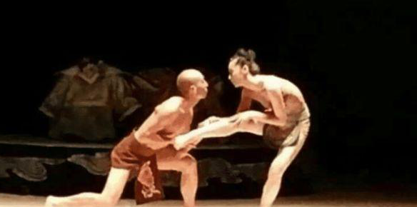 『萨顶顶』萨顶顶“真人”长啥样?卸妆后“神婆变玉女”,网友:你早这样早红了!