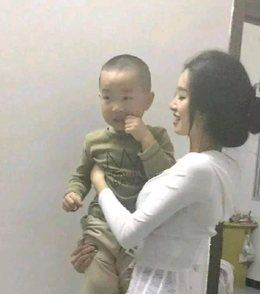 |“老婆出差,儿子特别喜欢他小姨带...”笑得很开心嘛!哇哈哈哈~