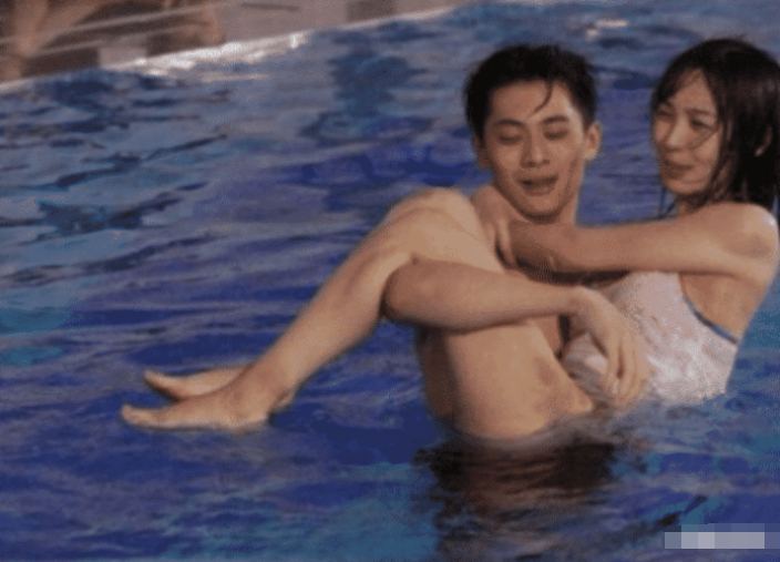 黄晓明|被黄晓明“白睡”4年，今41岁“野蛮式再发育”，风韵十足仍单身