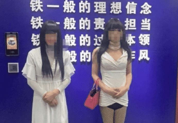 |“刚搬进新租的房子，打扫卫生时发现了这个，要不要告诉房东？”哈哈哈