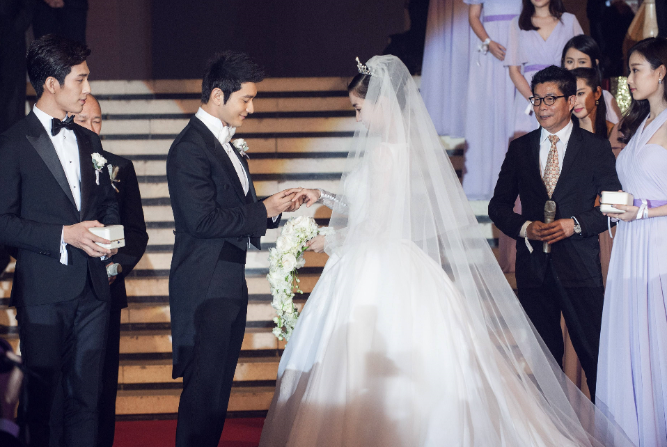 |从2亿豪华婚礼到现在的没戏可拍,四处求人没人理,他终于不红了?