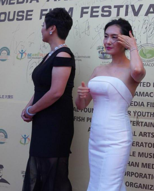 紫霞仙子|朱茵女儿长啥样？看清她女儿的照片后，网友：这是盗版的“紫霞仙子”吧！