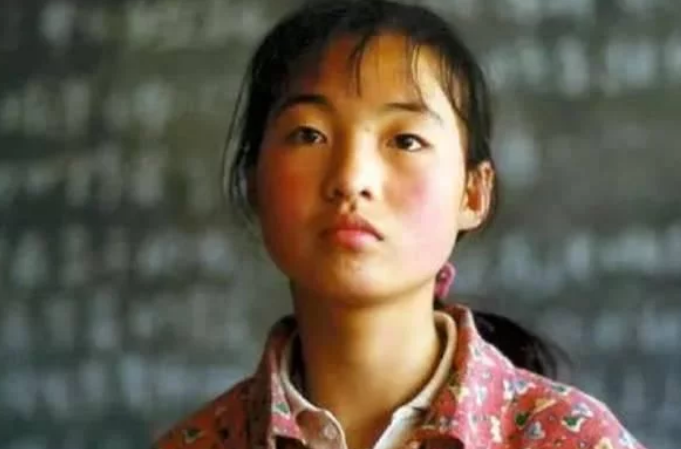 张艺谋▲她被称为“最丑谋女郎”，因张艺谋一句话退出娱乐圈，今过的怎样？
