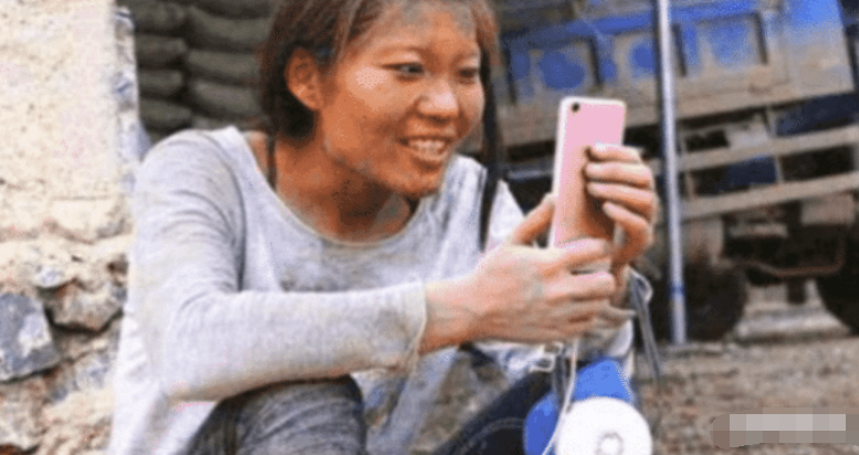 「」曾靠“卖惨”红极一时的水泥姐，被全网封杀后，如今又过的如何？