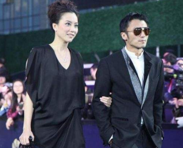 寸头|分手后才得知怀孕,为女儿戒20年烟瘾,今撑起娱乐圈半壁江山